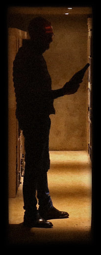 Un homme avec une bouteille de vin